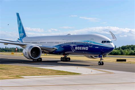 The Boeing 777x vs Airbus A350 - What Plane Is Best?