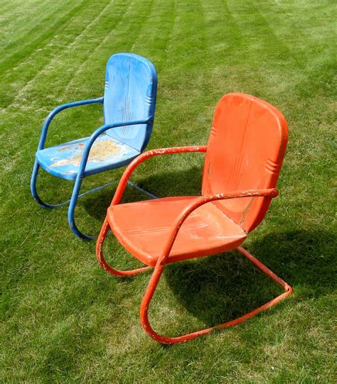 outside of the bubble: Mid century metal lawn chairs