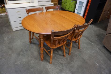 ROUND MAPLE DINING TABLE W/ LEAF AND 4 CHAIRS - Big Valley Auction