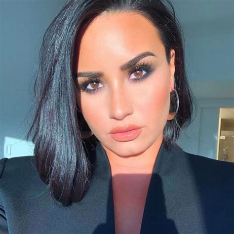 Demi Lovato Stuns Her Fans With a No-Makeup Selfie - DemotiX