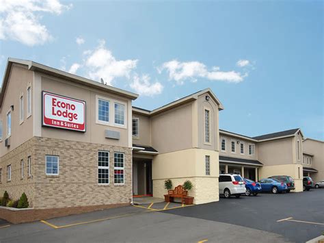 Econo Lodge Inn & Suites Airport