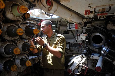 Inside of Merkava during a live fire drill in Golan Heights [1670x1109] : r/TankPorn