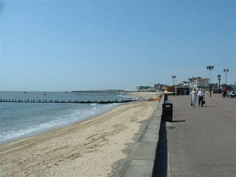 Lowestoft beach © GaryReggae :: Geograph Britain and Ireland