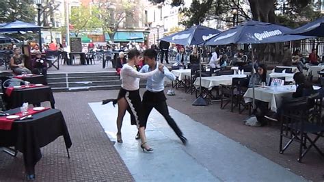 Pareja bailando tango en San Telmo (Buenos Aires) - YouTube