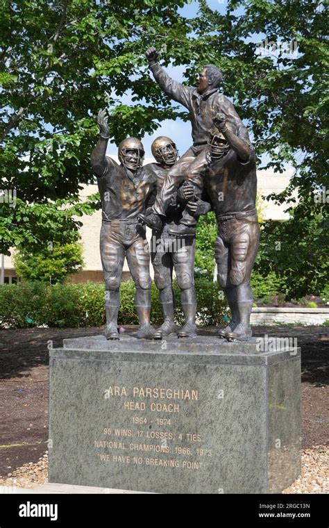 A statue of former Notre Dame Fighting Irish football coach Ara ...