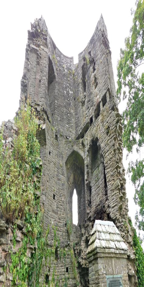 Crickhowell Castle | castle-finders.co.uk