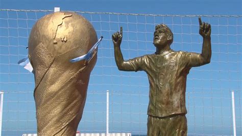 Argentina: Locals gather to take pictures with 1st statue of Messi ...