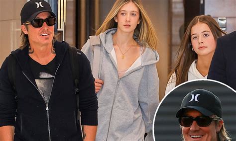 Keith Urban arrives in Sydney with daughters Sunday, 15, and Faith, 12