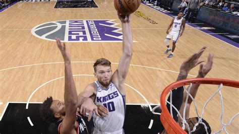 Kings' Domantas Sabonis throws down vicious poster dunk vs. Trail ...