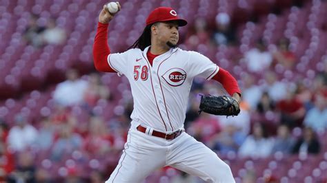 Mariners acquire Luis Castillo in trade with Reds