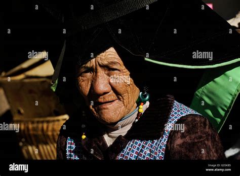 Yi tribe hi-res stock photography and images - Alamy