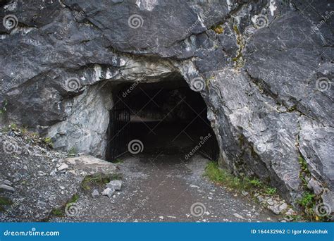 Entrance to dark cave stock photo. Image of cavern, shadow - 164432962