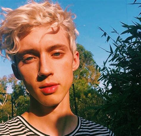 Pin by E L L A on ╭─ ♡ ᴛʀᴏʏᴇ sɪᴠᴀɴ. | Troye sivan, Troye sivan songs, Singer