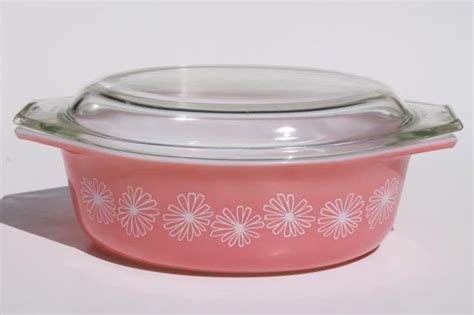 vintage pink daisy Pyrex oval casserole 043, 1 1/2 qt baking dish pan w/ lid