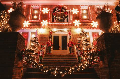 Experience the Over-The-Top Christmas Lights of Dyker Heights | A Slice of Brooklyn