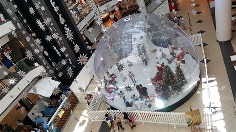 Life-Sized Christmas Snow Globe, Market City, Chinatown, S… | Flickr