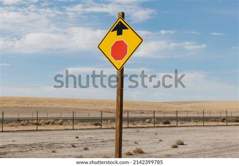 50,690 Arrow Road Yellow Sign Images, Stock Photos & Vectors | Shutterstock