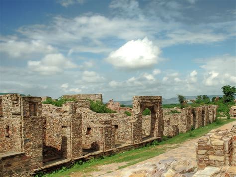 The Bhangarh Fort Story: Behind The Mystery Of The Most Haunted Place ...