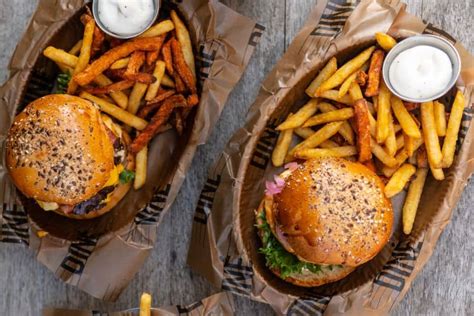 18 of the Best Burgers in California, Hands Down (2024)