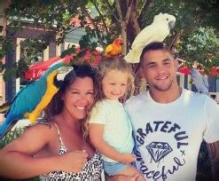 Rare pictures of Dustin Poirier and his family (wife and daughter ...