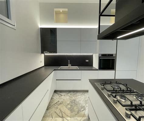 Cucina moderna con isola