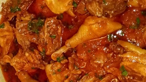 SIMPLEST YET YUMMY KUKU KIENYEJI STEW RECIPE (FREE RANGE CHICKEN) - YouTube