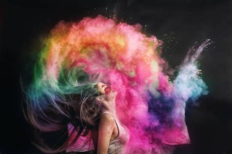 Woman splashing hair with holi powder | Rauch fotografie, Fotografie ...