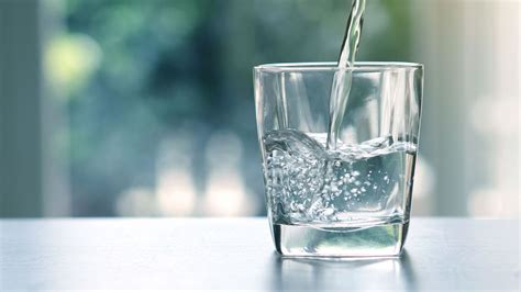 ¿Por qué salen burbujas en los vasos de agua?