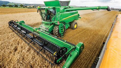 Four Combiné. four john deere s670 combines harvesting corn. john deere ...