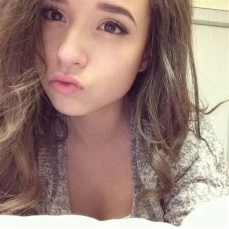 15 Pokimane No Makeup Photos That Turned Internet Crazy