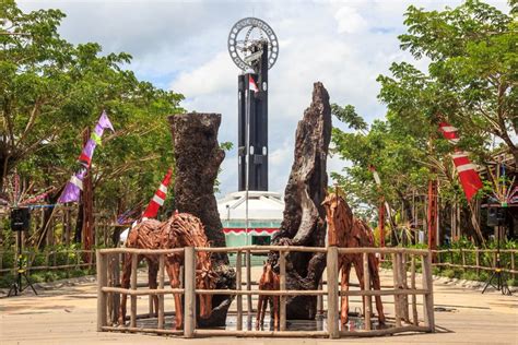 Foto : Tugu Khatulistiwa Pontianak: Jam Buka, Tiket Masuk, dan Aktivitas