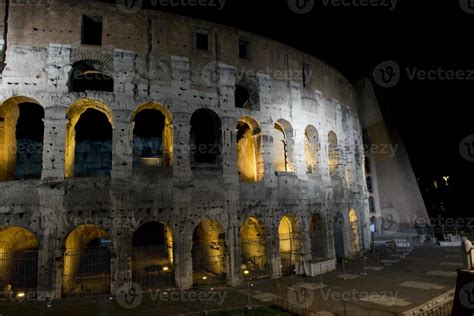 Rome Colosseum night view 20177219 Stock Photo at Vecteezy