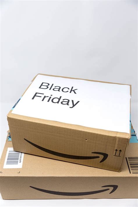 Ein Paket von Amazon mit der Aufschrift Cyber Monday - Creative Commons ...