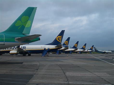 File:E4411-Ryanair-planes-in-Dublin.jpg