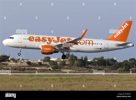 Easyjet Airbus A320 on finals runway 31 Stock Photo - Alamy