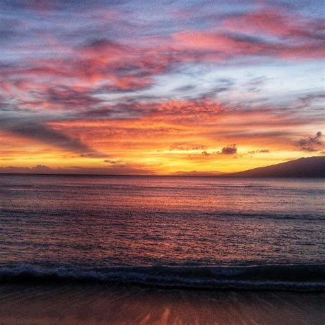 A beautiful Maui sunset for your viewing pleasure🌅 • • • #sunset # ...