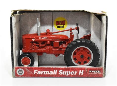 1/16 Farmall Super H Tractor With Narrow Front - Daltons Farm Toys