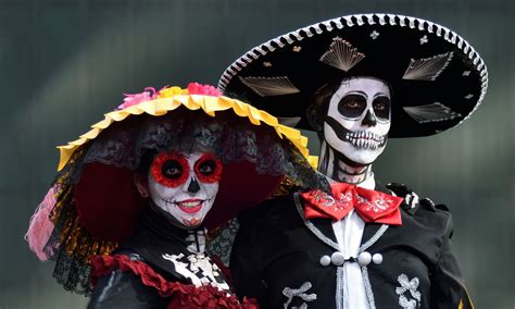 Qual a relação da tradição mexicana do Día de los Muertos com a fé católica?