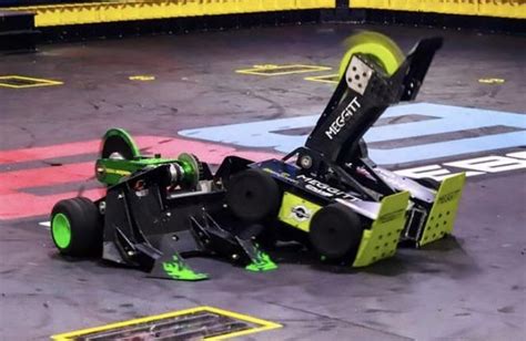 SawBlaze vs Whiplash Photo : r/battlebots