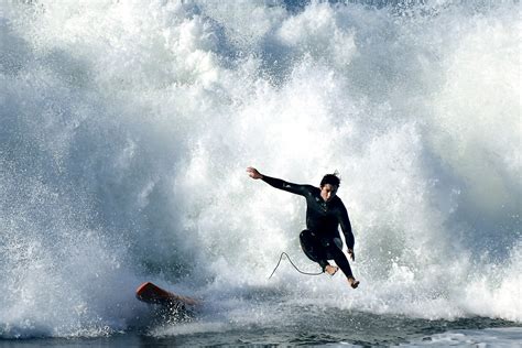 High-surf warnings issued as Pacific swell brings big waves to California coast - Los Angeles Times