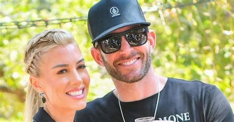 Tarek El Moussa Looks Happy & Unbothered In Mexico After Ending 'Flip ...