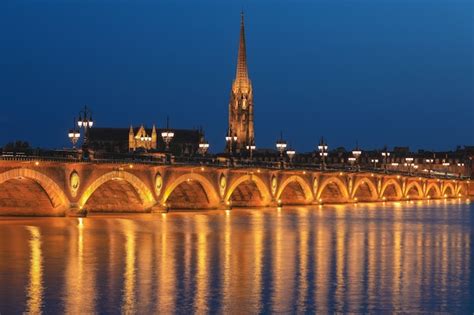 Premium Photo | Pont de pierre over the garonne river in bordeaux, france