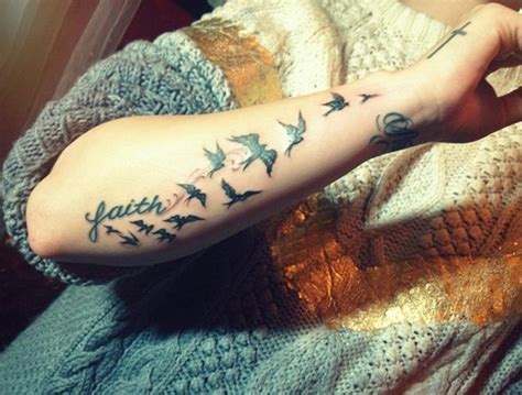 53 Fantastic Birds Tattoos For Wrist