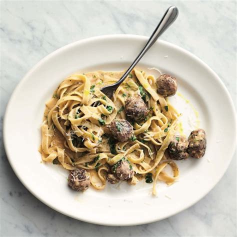 Jamie Oliver's 5-Ingredient, 15-Minute Pastas Are Weeknight Miracle Workers | Carbonara recipe ...