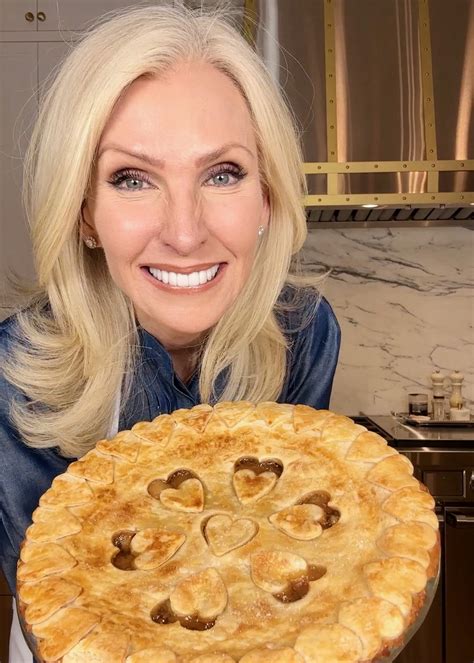 Apple Pie Hack With Cinnamon Roll Crust - Lorafied
