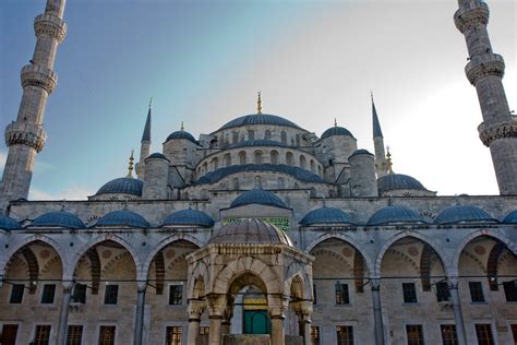 La mezquita Azul de Estambul (Turquía) fue inaugurada en 1616 por Ahmed I, y las trazas del ...