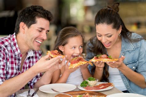 Family eating pizza at a restaurant - Le carnet de MC