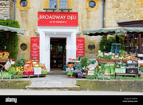 Broadway deli hi-res stock photography and images - Alamy