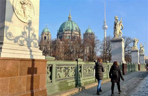 Under den Linden, Berlin's most famous boulevard. - ViveBerli­n Tours