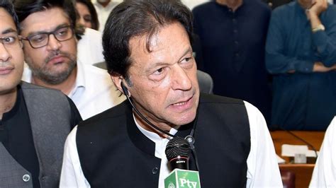 Imran Khan sworn in as Pakistan prime minister - BBC News